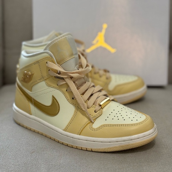 Women’s Air Jordan 1 Mid SE | Size 7.5 | NEW w/Box!! - Picture 4 of 9